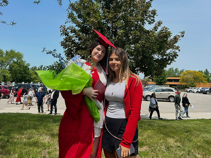 È l’occasione perfetta per scoprire da vicino la vita scolastica di un altro Paese e, se sogni di intraprendere un percorso più lungo, questa esperienza ti permetterà di metterti alla prova per capire se sei pronto per un anno intero fuori dall’Italia e di acquisire competenze linguistiche solide, che renderanno più semplice e naturale affrontare un eventuale anno scolastico all’estero.  Con l'Immersion Program, dedicato agli studenti dai 14 ai 18 anni, potrai frequentare per 4 o 8 settimane una scuola superiore in Irlanda, Gran Bretagna, Canada, Stati Uniti, Australia, Nuova Zelanda e Sudafrica. Durante il soggiorno vivrai un’esperienza autentica: parteciperai alle lezioni, prenderai parte alle attività scolastiche e condividerai ogni giornata con i coetanei locali, scoprendo un nuovo modo di studiare e di vivere la scuola. L'Immersion Program è il trampolino ideale verso un futuro anno all’estero e ti permetterà di arricchire il tuo percorso scolastico con un’esperienza che ti resterà per sempre. In più, puoi partire senza pensieri: l’esperienza è riconosciuta dal Ministero dell’Istruzione e al tuo rientro riprenderai regolarmente il tuo percorso scolastico in Italia.  